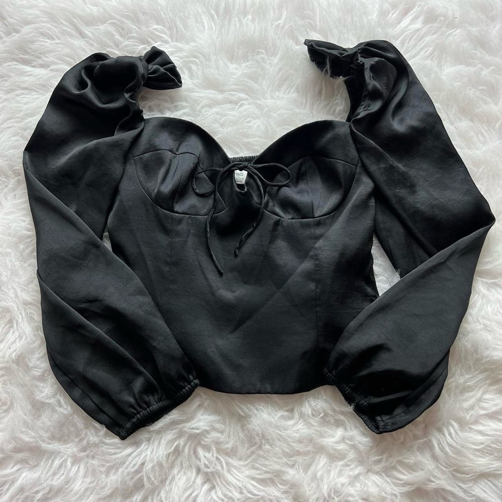 Black puff sleeve top